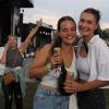 Explosive Stimmung beim ersten Heroes Festival im Allgäu! Zwischen knisternden Regenponchos und Moshpits feiern tausende junge Menschen zu Deutsch-Rap-Beats von 01099, Montez und Apache 207. Die Highlights von Freitagabend seht ihr hier in Bildern.
Ihr wart am Samstag da? Kein Ding! Auch von Luciano, Haftbefehl und Co. haben wir Bilder.
Hinweis in eigener Sache: Das Management von Apache 207 hat darauf bestanden, dass wir unsere Bilder des Konzertes vorab vorlegen und erst nach einer Freigabe am Montag veröffentlichen dürfen. Dies ist für uns nicht akzeptabel.