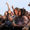 Explosive Stimmung beim ersten Heroes Festival im Allgäu! Zwischen knisternden Regenponchos und Moshpits feiern tausende junge Menschen zu Deutsch-Rap-Beats von 01099, Montez und Apache 207. Die Highlights von Freitagabend seht ihr hier in Bildern.
Ihr wart am Samstag da? Kein Ding! Auch von Luciano, Haftbefehl und Co. haben wir Bilder.
Hinweis in eigener Sache: Das Management von Apache 207 hat darauf bestanden, dass wir unsere Bilder des Konzertes vorab vorlegen und erst nach einer Freigabe am Montag veröffentlichen dürfen. Dies ist für uns nicht akzeptabel.
