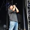 Explosive Stimmung beim ersten Heroes Festival im Allgäu! Zwischen knisternden Regenponchos und Moshpits feiern tausende junge Menschen zu Deutsch-Rap-Beats von 01099, Montez und Apache 207. Die Highlights von Freitagabend seht ihr hier in Bildern.
Ihr wart am Samstag da? Kein Ding! Auch von Luciano, Haftbefehl und Co. haben wir Bilder.
Hinweis in eigener Sache: Das Management von Apache 207 hat darauf bestanden, dass wir unsere Bilder des Konzertes vorab vorlegen und erst nach einer Freigabe am Montag veröffentlichen dürfen. Dies ist für uns nicht akzeptabel.