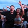 Explosive Stimmung beim ersten Heroes Festival im Allgäu! Zwischen knisternden Regenponchos und Moshpits feiern tausende junge Menschen zu Deutsch-Rap-Beats von 01099, Montez und Apache 207. Die Highlights von Freitagabend seht ihr hier in Bildern.
Ihr wart am Samstag da? Kein Ding! Auch von Luciano, Haftbefehl und Co. haben wir Bilder.
Hinweis in eigener Sache: Das Management von Apache 207 hat darauf bestanden, dass wir unsere Bilder des Konzertes vorab vorlegen und erst nach einer Freigabe am Montag veröffentlichen dürfen. Dies ist für uns nicht akzeptabel.