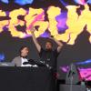 Explosive Stimmung beim ersten Heroes Festival im Allgäu! Zwischen knisternden Regenponchos und Moshpits feiern tausende junge Menschen zu Deutsch-Rap-Beats von 01099, Montez und Apache 207. Die Highlights von Freitagabend seht ihr hier in Bildern.
Ihr wart am Samstag da? Kein Ding! Auch von Luciano, Haftbefehl und Co. haben wir Bilder.
Hinweis in eigener Sache: Das Management von Apache 207 hat darauf bestanden, dass wir unsere Bilder des Konzertes vorab vorlegen und erst nach einer Freigabe am Montag veröffentlichen dürfen. Dies ist für uns nicht akzeptabel.