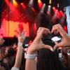 Explosive Stimmung beim ersten Heroes Festival im Allgäu! Zwischen knisternden Regenponchos und Moshpits feiern tausende junge Menschen zu Deutsch-Rap-Beats von 01099, Montez und Apache 207. Die Highlights von Freitagabend seht ihr hier in Bildern.
Ihr wart am Samstag da? Kein Ding! Auch von Luciano, Haftbefehl und Co. haben wir Bilder.
Hinweis in eigener Sache: Das Management von Apache 207 hat darauf bestanden, dass wir unsere Bilder des Konzertes vorab vorlegen und erst nach einer Freigabe am Montag veröffentlichen dürfen. Dies ist für uns nicht akzeptabel.
