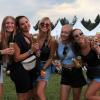 Explosive Stimmung beim ersten Heroes Festival im Allgäu! Zwischen knisternden Regenponchos und Moshpits feiern tausende junge Menschen zu Deutsch-Rap-Beats von 01099, Montez und Apache 207. Die Highlights von Freitagabend seht ihr hier in Bildern.
Ihr wart am Samstag da? Kein Ding! Auch von Luciano, Haftbefehl und Co. haben wir Bilder.
Hinweis in eigener Sache: Das Management von Apache 207 hat darauf bestanden, dass wir unsere Bilder des Konzertes vorab vorlegen und erst nach einer Freigabe am Montag veröffentlichen dürfen. Dies ist für uns nicht akzeptabel.