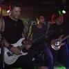 Unter dem Motto "Fast and Heavy" traf am Freitagabend im Barfly in Sonthofen Pop-Punk auf Modern Hard Rock. Genauer gesagt spielten die Bands "Sum Night 38" und "Facing Fears" live vor gut 100 Gästen.
Sum Night 38 überzeugt als Vorband
Mitglieder der Bands waren für den Auftritt teils aus Nürnberg angereist. Das Publikum feierte die Vorband sumnight38 aus Holzgünz gebührend ab bevor die Jungs von "Facing fears" aus Illertissen das Barfly zum Beben brachten, wie unser Fotograf berichtet. Besonders bewunderte das Publikum den Gittarist von sumnight38, der mit nur drei Prozent Sehvermögen die Gittare im wahrsten Sinne blind beherrscht. Das erste Mal spielte die Band ihren neuen Song "Cold as Ice" vor Livepublikum.
Facing Fears rocken das Barfly
Danach lieferten die fünf Vollblutmusiker von "Facing Fears" Modern Hard Rock. Das mag anfangs in vielen Ohren widersprüchlich klingen, jedoch verkörpert "Facing Fears" genau diesen Spagat, der die "gute, alte Zeit" mit modernem Sound verbindet - und damit überzeugt! 