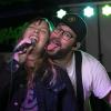 Unter dem Motto "Fast and Heavy" traf am Freitagabend im Barfly in Sonthofen Pop-Punk auf Modern Hard Rock. Genauer gesagt spielten die Bands "Sum Night 38" und "Facing Fears" live vor gut 100 Gästen.
Sum Night 38 überzeugt als Vorband
Mitglieder der Bands waren für den Auftritt teils aus Nürnberg angereist. Das Publikum feierte die Vorband sumnight38 aus Holzgünz gebührend ab bevor die Jungs von "Facing fears" aus Illertissen das Barfly zum Beben brachten, wie unser Fotograf berichtet. Besonders bewunderte das Publikum den Gittarist von sumnight38, der mit nur drei Prozent Sehvermögen die Gittare im wahrsten Sinne blind beherrscht. Das erste Mal spielte die Band ihren neuen Song "Cold as Ice" vor Livepublikum.
Facing Fears rocken das Barfly
Danach lieferten die fünf Vollblutmusiker von "Facing Fears" Modern Hard Rock. Das mag anfangs in vielen Ohren widersprüchlich klingen, jedoch verkörpert "Facing Fears" genau diesen Spagat, der die "gute, alte Zeit" mit modernem Sound verbindet - und damit überzeugt! 