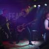 Unter dem Motto "Fast and Heavy" traf am Freitagabend im Barfly in Sonthofen Pop-Punk auf Modern Hard Rock. Genauer gesagt spielten die Bands "Sum Night 38" und "Facing Fears" live vor gut 100 Gästen.
Sum Night 38 überzeugt als Vorband
Mitglieder der Bands waren für den Auftritt teils aus Nürnberg angereist. Das Publikum feierte die Vorband sumnight38 aus Holzgünz gebührend ab bevor die Jungs von "Facing fears" aus Illertissen das Barfly zum Beben brachten, wie unser Fotograf berichtet. Besonders bewunderte das Publikum den Gittarist von sumnight38, der mit nur drei Prozent Sehvermögen die Gittare im wahrsten Sinne blind beherrscht. Das erste Mal spielte die Band ihren neuen Song "Cold as Ice" vor Livepublikum.
Facing Fears rocken das Barfly
Danach lieferten die fünf Vollblutmusiker von "Facing Fears" Modern Hard Rock. Das mag anfangs in vielen Ohren widersprüchlich klingen, jedoch verkörpert "Facing Fears" genau diesen Spagat, der die "gute, alte Zeit" mit modernem Sound verbindet - und damit überzeugt! 