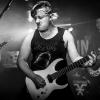 Unter dem Motto "Fast and Heavy" traf am Freitagabend im Barfly in Sonthofen Pop-Punk auf Modern Hard Rock. Genauer gesagt spielten die Bands "Sum Night 38" und "Facing Fears" live vor gut 100 Gästen.
Sum Night 38 überzeugt als Vorband
Mitglieder der Bands waren für den Auftritt teils aus Nürnberg angereist. Das Publikum feierte die Vorband sumnight38 aus Holzgünz gebührend ab bevor die Jungs von "Facing fears" aus Illertissen das Barfly zum Beben brachten, wie unser Fotograf berichtet. Besonders bewunderte das Publikum den Gittarist von sumnight38, der mit nur drei Prozent Sehvermögen die Gittare im wahrsten Sinne blind beherrscht. Das erste Mal spielte die Band ihren neuen Song "Cold as Ice" vor Livepublikum.
Facing Fears rocken das Barfly
Danach lieferten die fünf Vollblutmusiker von "Facing Fears" Modern Hard Rock. Das mag anfangs in vielen Ohren widersprüchlich klingen, jedoch verkörpert "Facing Fears" genau diesen Spagat, der die "gute, alte Zeit" mit modernem Sound verbindet - und damit überzeugt! 