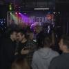 Unter dem Motto "Fast and Heavy" traf am Freitagabend im Barfly in Sonthofen Pop-Punk auf Modern Hard Rock. Genauer gesagt spielten die Bands "Sum Night 38" und "Facing Fears" live vor gut 100 Gästen.
Sum Night 38 überzeugt als Vorband
Mitglieder der Bands waren für den Auftritt teils aus Nürnberg angereist. Das Publikum feierte die Vorband sumnight38 aus Holzgünz gebührend ab bevor die Jungs von "Facing fears" aus Illertissen das Barfly zum Beben brachten, wie unser Fotograf berichtet. Besonders bewunderte das Publikum den Gittarist von sumnight38, der mit nur drei Prozent Sehvermögen die Gittare im wahrsten Sinne blind beherrscht. Das erste Mal spielte die Band ihren neuen Song "Cold as Ice" vor Livepublikum.
Facing Fears rocken das Barfly
Danach lieferten die fünf Vollblutmusiker von "Facing Fears" Modern Hard Rock. Das mag anfangs in vielen Ohren widersprüchlich klingen, jedoch verkörpert "Facing Fears" genau diesen Spagat, der die "gute, alte Zeit" mit modernem Sound verbindet - und damit überzeugt! 