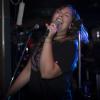 Unter dem Motto "Fast and Heavy" traf am Freitagabend im Barfly in Sonthofen Pop-Punk auf Modern Hard Rock. Genauer gesagt spielten die Bands "Sum Night 38" und "Facing Fears" live vor gut 100 Gästen.
Sum Night 38 überzeugt als Vorband
Mitglieder der Bands waren für den Auftritt teils aus Nürnberg angereist. Das Publikum feierte die Vorband sumnight38 aus Holzgünz gebührend ab bevor die Jungs von "Facing fears" aus Illertissen das Barfly zum Beben brachten, wie unser Fotograf berichtet. Besonders bewunderte das Publikum den Gittarist von sumnight38, der mit nur drei Prozent Sehvermögen die Gittare im wahrsten Sinne blind beherrscht. Das erste Mal spielte die Band ihren neuen Song "Cold as Ice" vor Livepublikum.
Facing Fears rocken das Barfly
Danach lieferten die fünf Vollblutmusiker von "Facing Fears" Modern Hard Rock. Das mag anfangs in vielen Ohren widersprüchlich klingen, jedoch verkörpert "Facing Fears" genau diesen Spagat, der die "gute, alte Zeit" mit modernem Sound verbindet - und damit überzeugt! 
