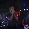 Unter dem Motto "Fast and Heavy" traf am Freitagabend im Barfly in Sonthofen Pop-Punk auf Modern Hard Rock. Genauer gesagt spielten die Bands "Sum Night 38" und "Facing Fears" live vor gut 100 Gästen.
Sum Night 38 überzeugt als Vorband
Mitglieder der Bands waren für den Auftritt teils aus Nürnberg angereist. Das Publikum feierte die Vorband sumnight38 aus Holzgünz gebührend ab bevor die Jungs von "Facing fears" aus Illertissen das Barfly zum Beben brachten, wie unser Fotograf berichtet. Besonders bewunderte das Publikum den Gittarist von sumnight38, der mit nur drei Prozent Sehvermögen die Gittare im wahrsten Sinne blind beherrscht. Das erste Mal spielte die Band ihren neuen Song "Cold as Ice" vor Livepublikum.
Facing Fears rocken das Barfly
Danach lieferten die fünf Vollblutmusiker von "Facing Fears" Modern Hard Rock. Das mag anfangs in vielen Ohren widersprüchlich klingen, jedoch verkörpert "Facing Fears" genau diesen Spagat, der die "gute, alte Zeit" mit modernem Sound verbindet - und damit überzeugt! 