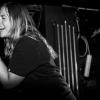 Unter dem Motto "Fast and Heavy" traf am Freitagabend im Barfly in Sonthofen Pop-Punk auf Modern Hard Rock. Genauer gesagt spielten die Bands "Sum Night 38" und "Facing Fears" live vor gut 100 Gästen.
Sum Night 38 überzeugt als Vorband
Mitglieder der Bands waren für den Auftritt teils aus Nürnberg angereist. Das Publikum feierte die Vorband sumnight38 aus Holzgünz gebührend ab bevor die Jungs von "Facing fears" aus Illertissen das Barfly zum Beben brachten, wie unser Fotograf berichtet. Besonders bewunderte das Publikum den Gittarist von sumnight38, der mit nur drei Prozent Sehvermögen die Gittare im wahrsten Sinne blind beherrscht. Das erste Mal spielte die Band ihren neuen Song "Cold as Ice" vor Livepublikum.
Facing Fears rocken das Barfly
Danach lieferten die fünf Vollblutmusiker von "Facing Fears" Modern Hard Rock. Das mag anfangs in vielen Ohren widersprüchlich klingen, jedoch verkörpert "Facing Fears" genau diesen Spagat, der die "gute, alte Zeit" mit modernem Sound verbindet - und damit überzeugt! 