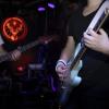 Unter dem Motto "Fast and Heavy" traf am Freitagabend im Barfly in Sonthofen Pop-Punk auf Modern Hard Rock. Genauer gesagt spielten die Bands "Sum Night 38" und "Facing Fears" live vor gut 100 Gästen.
Sum Night 38 überzeugt als Vorband
Mitglieder der Bands waren für den Auftritt teils aus Nürnberg angereist. Das Publikum feierte die Vorband sumnight38 aus Holzgünz gebührend ab bevor die Jungs von "Facing fears" aus Illertissen das Barfly zum Beben brachten, wie unser Fotograf berichtet. Besonders bewunderte das Publikum den Gittarist von sumnight38, der mit nur drei Prozent Sehvermögen die Gittare im wahrsten Sinne blind beherrscht. Das erste Mal spielte die Band ihren neuen Song "Cold as Ice" vor Livepublikum.
Facing Fears rocken das Barfly
Danach lieferten die fünf Vollblutmusiker von "Facing Fears" Modern Hard Rock. Das mag anfangs in vielen Ohren widersprüchlich klingen, jedoch verkörpert "Facing Fears" genau diesen Spagat, der die "gute, alte Zeit" mit modernem Sound verbindet - und damit überzeugt! 
