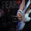 Unter dem Motto "Fast and Heavy" traf am Freitagabend im Barfly in Sonthofen Pop-Punk auf Modern Hard Rock. Genauer gesagt spielten die Bands "Sum Night 38" und "Facing Fears" live vor gut 100 Gästen.
Sum Night 38 überzeugt als Vorband
Mitglieder der Bands waren für den Auftritt teils aus Nürnberg angereist. Das Publikum feierte die Vorband sumnight38 aus Holzgünz gebührend ab bevor die Jungs von "Facing fears" aus Illertissen das Barfly zum Beben brachten, wie unser Fotograf berichtet. Besonders bewunderte das Publikum den Gittarist von sumnight38, der mit nur drei Prozent Sehvermögen die Gittare im wahrsten Sinne blind beherrscht. Das erste Mal spielte die Band ihren neuen Song "Cold as Ice" vor Livepublikum.
Facing Fears rocken das Barfly
Danach lieferten die fünf Vollblutmusiker von "Facing Fears" Modern Hard Rock. Das mag anfangs in vielen Ohren widersprüchlich klingen, jedoch verkörpert "Facing Fears" genau diesen Spagat, der die "gute, alte Zeit" mit modernem Sound verbindet - und damit überzeugt! 