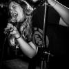 Unter dem Motto "Fast and Heavy" traf am Freitagabend im Barfly in Sonthofen Pop-Punk auf Modern Hard Rock. Genauer gesagt spielten die Bands "Sum Night 38" und "Facing Fears" live vor gut 100 Gästen.
Sum Night 38 überzeugt als Vorband
Mitglieder der Bands waren für den Auftritt teils aus Nürnberg angereist. Das Publikum feierte die Vorband sumnight38 aus Holzgünz gebührend ab bevor die Jungs von "Facing fears" aus Illertissen das Barfly zum Beben brachten, wie unser Fotograf berichtet. Besonders bewunderte das Publikum den Gittarist von sumnight38, der mit nur drei Prozent Sehvermögen die Gittare im wahrsten Sinne blind beherrscht. Das erste Mal spielte die Band ihren neuen Song "Cold as Ice" vor Livepublikum.
Facing Fears rocken das Barfly
Danach lieferten die fünf Vollblutmusiker von "Facing Fears" Modern Hard Rock. Das mag anfangs in vielen Ohren widersprüchlich klingen, jedoch verkörpert "Facing Fears" genau diesen Spagat, der die "gute, alte Zeit" mit modernem Sound verbindet - und damit überzeugt! 