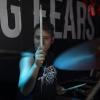 Unter dem Motto "Fast and Heavy" traf am Freitagabend im Barfly in Sonthofen Pop-Punk auf Modern Hard Rock. Genauer gesagt spielten die Bands "Sum Night 38" und "Facing Fears" live vor gut 100 Gästen.
Sum Night 38 überzeugt als Vorband
Mitglieder der Bands waren für den Auftritt teils aus Nürnberg angereist. Das Publikum feierte die Vorband sumnight38 aus Holzgünz gebührend ab bevor die Jungs von "Facing fears" aus Illertissen das Barfly zum Beben brachten, wie unser Fotograf berichtet. Besonders bewunderte das Publikum den Gittarist von sumnight38, der mit nur drei Prozent Sehvermögen die Gittare im wahrsten Sinne blind beherrscht. Das erste Mal spielte die Band ihren neuen Song "Cold as Ice" vor Livepublikum.
Facing Fears rocken das Barfly
Danach lieferten die fünf Vollblutmusiker von "Facing Fears" Modern Hard Rock. Das mag anfangs in vielen Ohren widersprüchlich klingen, jedoch verkörpert "Facing Fears" genau diesen Spagat, der die "gute, alte Zeit" mit modernem Sound verbindet - und damit überzeugt! 