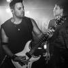 Unter dem Motto "Fast and Heavy" traf am Freitagabend im Barfly in Sonthofen Pop-Punk auf Modern Hard Rock. Genauer gesagt spielten die Bands "Sum Night 38" und "Facing Fears" live vor gut 100 Gästen.
Sum Night 38 überzeugt als Vorband
Mitglieder der Bands waren für den Auftritt teils aus Nürnberg angereist. Das Publikum feierte die Vorband sumnight38 aus Holzgünz gebührend ab bevor die Jungs von "Facing fears" aus Illertissen das Barfly zum Beben brachten, wie unser Fotograf berichtet. Besonders bewunderte das Publikum den Gittarist von sumnight38, der mit nur drei Prozent Sehvermögen die Gittare im wahrsten Sinne blind beherrscht. Das erste Mal spielte die Band ihren neuen Song "Cold as Ice" vor Livepublikum.
Facing Fears rocken das Barfly
Danach lieferten die fünf Vollblutmusiker von "Facing Fears" Modern Hard Rock. Das mag anfangs in vielen Ohren widersprüchlich klingen, jedoch verkörpert "Facing Fears" genau diesen Spagat, der die "gute, alte Zeit" mit modernem Sound verbindet - und damit überzeugt! 