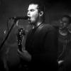 Unter dem Motto "Fast and Heavy" traf am Freitagabend im Barfly in Sonthofen Pop-Punk auf Modern Hard Rock. Genauer gesagt spielten die Bands "Sum Night 38" und "Facing Fears" live vor gut 100 Gästen.
Sum Night 38 überzeugt als Vorband
Mitglieder der Bands waren für den Auftritt teils aus Nürnberg angereist. Das Publikum feierte die Vorband sumnight38 aus Holzgünz gebührend ab bevor die Jungs von "Facing fears" aus Illertissen das Barfly zum Beben brachten, wie unser Fotograf berichtet. Besonders bewunderte das Publikum den Gittarist von sumnight38, der mit nur drei Prozent Sehvermögen die Gittare im wahrsten Sinne blind beherrscht. Das erste Mal spielte die Band ihren neuen Song "Cold as Ice" vor Livepublikum.
Facing Fears rocken das Barfly
Danach lieferten die fünf Vollblutmusiker von "Facing Fears" Modern Hard Rock. Das mag anfangs in vielen Ohren widersprüchlich klingen, jedoch verkörpert "Facing Fears" genau diesen Spagat, der die "gute, alte Zeit" mit modernem Sound verbindet - und damit überzeugt! 