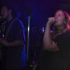 Unter dem Motto "Fast and Heavy" traf am Freitagabend im Barfly in Sonthofen Pop-Punk auf Modern Hard Rock. Genauer gesagt spielten die Bands "Sum Night 38" und "Facing Fears" live vor gut 100 Gästen.
Sum Night 38 überzeugt als Vorband
Mitglieder der Bands waren für den Auftritt teils aus Nürnberg angereist. Das Publikum feierte die Vorband sumnight38 aus Holzgünz gebührend ab bevor die Jungs von "Facing fears" aus Illertissen das Barfly zum Beben brachten, wie unser Fotograf berichtet. Besonders bewunderte das Publikum den Gittarist von sumnight38, der mit nur drei Prozent Sehvermögen die Gittare im wahrsten Sinne blind beherrscht. Das erste Mal spielte die Band ihren neuen Song "Cold as Ice" vor Livepublikum.
Facing Fears rocken das Barfly
Danach lieferten die fünf Vollblutmusiker von "Facing Fears" Modern Hard Rock. Das mag anfangs in vielen Ohren widersprüchlich klingen, jedoch verkörpert "Facing Fears" genau diesen Spagat, der die "gute, alte Zeit" mit modernem Sound verbindet - und damit überzeugt! 