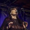 Das "Irish Heartbeat"-Festival hat am Montag ein Stück irischer Kultur in die Kultbox nach Kempten gebracht. Rund um den St. Patrick´s Day, den irischen Nationalfeiertag, feiert die Tour die irische Musikszene. In diesem Jahr lag die Betonung beim kleinen Festival auf der traditionellen Folkmusik. Leise zogen die beiden jungen Künstlerinnen Éadaoin Ní Mhaicín (Fiddle und Harfe) und Emily Jean Fleck (E-Piano) die 350 Fans hinein in die irische Musikwelt. Ihnen folgte die ältere Generation, ein Trio um die 77-Jährige Geraldine MacGowan und der turbulente Auftritt der „Armagh Rhymers“, die das irische Maskenspiel am Leben erhalten. Nächstes Jahr soll die Veranstaltungsreihe nicht mehr in der Kultbox stattfinden.