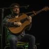 Das "Irish Heartbeat"-Festival hat am Montag ein Stück irischer Kultur in die Kultbox nach Kempten gebracht. Rund um den St. Patrick´s Day, den irischen Nationalfeiertag, feiert die Tour die irische Musikszene. In diesem Jahr lag die Betonung beim kleinen Festival auf der traditionellen Folkmusik. Leise zogen die beiden jungen Künstlerinnen Éadaoin Ní Mhaicín (Fiddle und Harfe) und Emily Jean Fleck (E-Piano) die 350 Fans hinein in die irische Musikwelt. Ihnen folgte die ältere Generation, ein Trio um die 77-Jährige Geraldine MacGowan und der turbulente Auftritt der „Armagh Rhymers“, die das irische Maskenspiel am Leben erhalten. Nächstes Jahr soll die Veranstaltungsreihe nicht mehr in der Kultbox stattfinden.