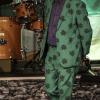 Das "Irish Heartbeat"-Festival hat am Montag ein Stück irischer Kultur in die Kultbox nach Kempten gebracht. Rund um den St. Patrick´s Day, den irischen Nationalfeiertag, feiert die Tour die irische Musikszene. In diesem Jahr lag die Betonung beim kleinen Festival auf der traditionellen Folkmusik. Leise zogen die beiden jungen Künstlerinnen Éadaoin Ní Mhaicín (Fiddle und Harfe) und Emily Jean Fleck (E-Piano) die 350 Fans hinein in die irische Musikwelt. Ihnen folgte die ältere Generation, ein Trio um die 77-Jährige Geraldine MacGowan und der turbulente Auftritt der „Armagh Rhymers“, die das irische Maskenspiel am Leben erhalten. Nächstes Jahr soll die Veranstaltungsreihe nicht mehr in der Kultbox stattfinden.
