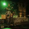 Das "Irish Heartbeat"-Festival hat am Montag ein Stück irischer Kultur in die Kultbox nach Kempten gebracht. Rund um den St. Patrick´s Day, den irischen Nationalfeiertag, feiert die Tour die irische Musikszene. In diesem Jahr lag die Betonung beim kleinen Festival auf der traditionellen Folkmusik. Leise zogen die beiden jungen Künstlerinnen Éadaoin Ní Mhaicín (Fiddle und Harfe) und Emily Jean Fleck (E-Piano) die 350 Fans hinein in die irische Musikwelt. Ihnen folgte die ältere Generation, ein Trio um die 77-Jährige Geraldine MacGowan und der turbulente Auftritt der „Armagh Rhymers“, die das irische Maskenspiel am Leben erhalten. Nächstes Jahr soll die Veranstaltungsreihe nicht mehr in der Kultbox stattfinden.