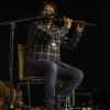 Das "Irish Heartbeat"-Festival hat am Montag ein Stück irischer Kultur in die Kultbox nach Kempten gebracht. Rund um den St. Patrick´s Day, den irischen Nationalfeiertag, feiert die Tour die irische Musikszene. In diesem Jahr lag die Betonung beim kleinen Festival auf der traditionellen Folkmusik. Leise zogen die beiden jungen Künstlerinnen Éadaoin Ní Mhaicín (Fiddle und Harfe) und Emily Jean Fleck (E-Piano) die 350 Fans hinein in die irische Musikwelt. Ihnen folgte die ältere Generation, ein Trio um die 77-Jährige Geraldine MacGowan und der turbulente Auftritt der „Armagh Rhymers“, die das irische Maskenspiel am Leben erhalten. Nächstes Jahr soll die Veranstaltungsreihe nicht mehr in der Kultbox stattfinden.