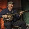 Das "Irish Heartbeat"-Festival hat am Montag ein Stück irischer Kultur in die Kultbox nach Kempten gebracht. Rund um den St. Patrick´s Day, den irischen Nationalfeiertag, feiert die Tour die irische Musikszene. In diesem Jahr lag die Betonung beim kleinen Festival auf der traditionellen Folkmusik. Leise zogen die beiden jungen Künstlerinnen Éadaoin Ní Mhaicín (Fiddle und Harfe) und Emily Jean Fleck (E-Piano) die 350 Fans hinein in die irische Musikwelt. Ihnen folgte die ältere Generation, ein Trio um die 77-Jährige Geraldine MacGowan und der turbulente Auftritt der „Armagh Rhymers“, die das irische Maskenspiel am Leben erhalten. Nächstes Jahr soll die Veranstaltungsreihe nicht mehr in der Kultbox stattfinden.