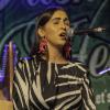 Das "Irish Heartbeat"-Festival hat am Montag ein Stück irischer Kultur in die Kultbox nach Kempten gebracht. Rund um den St. Patrick´s Day, den irischen Nationalfeiertag, feiert die Tour die irische Musikszene. In diesem Jahr lag die Betonung beim kleinen Festival auf der traditionellen Folkmusik. Leise zogen die beiden jungen Künstlerinnen Éadaoin Ní Mhaicín (Fiddle und Harfe) und Emily Jean Fleck (E-Piano) die 350 Fans hinein in die irische Musikwelt. Ihnen folgte die ältere Generation, ein Trio um die 77-Jährige Geraldine MacGowan und der turbulente Auftritt der „Armagh Rhymers“, die das irische Maskenspiel am Leben erhalten. Nächstes Jahr soll die Veranstaltungsreihe nicht mehr in der Kultbox stattfinden.