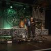 Das "Irish Heartbeat"-Festival hat am Montag ein Stück irischer Kultur in die Kultbox nach Kempten gebracht. Rund um den St. Patrick´s Day, den irischen Nationalfeiertag, feiert die Tour die irische Musikszene. In diesem Jahr lag die Betonung beim kleinen Festival auf der traditionellen Folkmusik. Leise zogen die beiden jungen Künstlerinnen Éadaoin Ní Mhaicín (Fiddle und Harfe) und Emily Jean Fleck (E-Piano) die 350 Fans hinein in die irische Musikwelt. Ihnen folgte die ältere Generation, ein Trio um die 77-Jährige Geraldine MacGowan und der turbulente Auftritt der „Armagh Rhymers“, die das irische Maskenspiel am Leben erhalten. Nächstes Jahr soll die Veranstaltungsreihe nicht mehr in der Kultbox stattfinden.