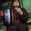 Das "Irish Heartbeat"-Festival hat am Montag ein Stück irischer Kultur in die Kultbox nach Kempten gebracht. Rund um den St. Patrick´s Day, den irischen Nationalfeiertag, feiert die Tour die irische Musikszene. In diesem Jahr lag die Betonung beim kleinen Festival auf der traditionellen Folkmusik. Leise zogen die beiden jungen Künstlerinnen Éadaoin Ní Mhaicín (Fiddle und Harfe) und Emily Jean Fleck (E-Piano) die 350 Fans hinein in die irische Musikwelt. Ihnen folgte die ältere Generation, ein Trio um die 77-Jährige Geraldine MacGowan und der turbulente Auftritt der „Armagh Rhymers“, die das irische Maskenspiel am Leben erhalten. Nächstes Jahr soll die Veranstaltungsreihe nicht mehr in der Kultbox stattfinden.