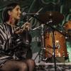 Das "Irish Heartbeat"-Festival hat am Montag ein Stück irischer Kultur in die Kultbox nach Kempten gebracht. Rund um den St. Patrick´s Day, den irischen Nationalfeiertag, feiert die Tour die irische Musikszene. In diesem Jahr lag die Betonung beim kleinen Festival auf der traditionellen Folkmusik. Leise zogen die beiden jungen Künstlerinnen Éadaoin Ní Mhaicín (Fiddle und Harfe) und Emily Jean Fleck (E-Piano) die 350 Fans hinein in die irische Musikwelt. Ihnen folgte die ältere Generation, ein Trio um die 77-Jährige Geraldine MacGowan und der turbulente Auftritt der „Armagh Rhymers“, die das irische Maskenspiel am Leben erhalten. Nächstes Jahr soll die Veranstaltungsreihe nicht mehr in der Kultbox stattfinden.
