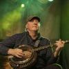 Das "Irish Heartbeat"-Festival hat am Montag ein Stück irischer Kultur in die Kultbox nach Kempten gebracht. Rund um den St. Patrick´s Day, den irischen Nationalfeiertag, feiert die Tour die irische Musikszene. In diesem Jahr lag die Betonung beim kleinen Festival auf der traditionellen Folkmusik. Leise zogen die beiden jungen Künstlerinnen Éadaoin Ní Mhaicín (Fiddle und Harfe) und Emily Jean Fleck (E-Piano) die 350 Fans hinein in die irische Musikwelt. Ihnen folgte die ältere Generation, ein Trio um die 77-Jährige Geraldine MacGowan und der turbulente Auftritt der „Armagh Rhymers“, die das irische Maskenspiel am Leben erhalten. Nächstes Jahr soll die Veranstaltungsreihe nicht mehr in der Kultbox stattfinden.