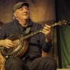 Das "Irish Heartbeat"-Festival hat am Montag ein Stück irischer Kultur in die Kultbox nach Kempten gebracht. Rund um den St. Patrick´s Day, den irischen Nationalfeiertag, feiert die Tour die irische Musikszene. In diesem Jahr lag die Betonung beim kleinen Festival auf der traditionellen Folkmusik. Leise zogen die beiden jungen Künstlerinnen Éadaoin Ní Mhaicín (Fiddle und Harfe) und Emily Jean Fleck (E-Piano) die 350 Fans hinein in die irische Musikwelt. Ihnen folgte die ältere Generation, ein Trio um die 77-Jährige Geraldine MacGowan und der turbulente Auftritt der „Armagh Rhymers“, die das irische Maskenspiel am Leben erhalten. Nächstes Jahr soll die Veranstaltungsreihe nicht mehr in der Kultbox stattfinden.