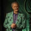 Das "Irish Heartbeat"-Festival hat am Montag ein Stück irischer Kultur in die Kultbox nach Kempten gebracht. Rund um den St. Patrick´s Day, den irischen Nationalfeiertag, feiert die Tour die irische Musikszene. In diesem Jahr lag die Betonung beim kleinen Festival auf der traditionellen Folkmusik. Leise zogen die beiden jungen Künstlerinnen Éadaoin Ní Mhaicín (Fiddle und Harfe) und Emily Jean Fleck (E-Piano) die 350 Fans hinein in die irische Musikwelt. Ihnen folgte die ältere Generation, ein Trio um die 77-Jährige Geraldine MacGowan und der turbulente Auftritt der „Armagh Rhymers“, die das irische Maskenspiel am Leben erhalten. Nächstes Jahr soll die Veranstaltungsreihe nicht mehr in der Kultbox stattfinden.