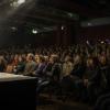 Das "Irish Heartbeat"-Festival hat am Montag ein Stück irischer Kultur in die Kultbox nach Kempten gebracht. Rund um den St. Patrick´s Day, den irischen Nationalfeiertag, feiert die Tour die irische Musikszene. In diesem Jahr lag die Betonung beim kleinen Festival auf der traditionellen Folkmusik. Leise zogen die beiden jungen Künstlerinnen Éadaoin Ní Mhaicín (Fiddle und Harfe) und Emily Jean Fleck (E-Piano) die 350 Fans hinein in die irische Musikwelt. Ihnen folgte die ältere Generation, ein Trio um die 77-Jährige Geraldine MacGowan und der turbulente Auftritt der „Armagh Rhymers“, die das irische Maskenspiel am Leben erhalten. Nächstes Jahr soll die Veranstaltungsreihe nicht mehr in der Kultbox stattfinden.