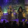 Das "Irish Heartbeat"-Festival hat am Montag ein Stück irischer Kultur in die Kultbox nach Kempten gebracht. Rund um den St. Patrick´s Day, den irischen Nationalfeiertag, feiert die Tour die irische Musikszene. In diesem Jahr lag die Betonung beim kleinen Festival auf der traditionellen Folkmusik. Leise zogen die beiden jungen Künstlerinnen Éadaoin Ní Mhaicín (Fiddle und Harfe) und Emily Jean Fleck (E-Piano) die 350 Fans hinein in die irische Musikwelt. Ihnen folgte die ältere Generation, ein Trio um die 77-Jährige Geraldine MacGowan und der turbulente Auftritt der „Armagh Rhymers“, die das irische Maskenspiel am Leben erhalten. Nächstes Jahr soll die Veranstaltungsreihe nicht mehr in der Kultbox stattfinden.