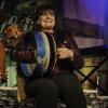 Das "Irish Heartbeat"-Festival hat am Montag ein Stück irischer Kultur in die Kultbox nach Kempten gebracht. Rund um den St. Patrick´s Day, den irischen Nationalfeiertag, feiert die Tour die irische Musikszene. In diesem Jahr lag die Betonung beim kleinen Festival auf der traditionellen Folkmusik. Leise zogen die beiden jungen Künstlerinnen Éadaoin Ní Mhaicín (Fiddle und Harfe) und Emily Jean Fleck (E-Piano) die 350 Fans hinein in die irische Musikwelt. Ihnen folgte die ältere Generation, ein Trio um die 77-Jährige Geraldine MacGowan und der turbulente Auftritt der „Armagh Rhymers“, die das irische Maskenspiel am Leben erhalten. Nächstes Jahr soll die Veranstaltungsreihe nicht mehr in der Kultbox stattfinden.