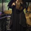 Das "Irish Heartbeat"-Festival hat am Montag ein Stück irischer Kultur in die Kultbox nach Kempten gebracht. Rund um den St. Patrick´s Day, den irischen Nationalfeiertag, feiert die Tour die irische Musikszene. In diesem Jahr lag die Betonung beim kleinen Festival auf der traditionellen Folkmusik. Leise zogen die beiden jungen Künstlerinnen Éadaoin Ní Mhaicín (Fiddle und Harfe) und Emily Jean Fleck (E-Piano) die 350 Fans hinein in die irische Musikwelt. Ihnen folgte die ältere Generation, ein Trio um die 77-Jährige Geraldine MacGowan und der turbulente Auftritt der „Armagh Rhymers“, die das irische Maskenspiel am Leben erhalten. Nächstes Jahr soll die Veranstaltungsreihe nicht mehr in der Kultbox stattfinden.