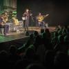 Das "Irish Heartbeat"-Festival hat am Montag ein Stück irischer Kultur in die Kultbox nach Kempten gebracht. Rund um den St. Patrick´s Day, den irischen Nationalfeiertag, feiert die Tour die irische Musikszene. In diesem Jahr lag die Betonung beim kleinen Festival auf der traditionellen Folkmusik. Leise zogen die beiden jungen Künstlerinnen Éadaoin Ní Mhaicín (Fiddle und Harfe) und Emily Jean Fleck (E-Piano) die 350 Fans hinein in die irische Musikwelt. Ihnen folgte die ältere Generation, ein Trio um die 77-Jährige Geraldine MacGowan und der turbulente Auftritt der „Armagh Rhymers“, die das irische Maskenspiel am Leben erhalten. Nächstes Jahr soll die Veranstaltungsreihe nicht mehr in der Kultbox stattfinden.