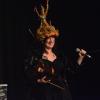 Das "Irish Heartbeat"-Festival hat am Montag ein Stück irischer Kultur in die Kultbox nach Kempten gebracht. Rund um den St. Patrick´s Day, den irischen Nationalfeiertag, feiert die Tour die irische Musikszene. In diesem Jahr lag die Betonung beim kleinen Festival auf der traditionellen Folkmusik. Leise zogen die beiden jungen Künstlerinnen Éadaoin Ní Mhaicín (Fiddle und Harfe) und Emily Jean Fleck (E-Piano) die 350 Fans hinein in die irische Musikwelt. Ihnen folgte die ältere Generation, ein Trio um die 77-Jährige Geraldine MacGowan und der turbulente Auftritt der „Armagh Rhymers“, die das irische Maskenspiel am Leben erhalten. Nächstes Jahr soll die Veranstaltungsreihe nicht mehr in der Kultbox stattfinden.