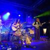 Das "Irish Heartbeat"-Festival hat am Montag ein Stück irischer Kultur in die Kultbox nach Kempten gebracht. Rund um den St. Patrick´s Day, den irischen Nationalfeiertag, feiert die Tour die irische Musikszene. In diesem Jahr lag die Betonung beim kleinen Festival auf der traditionellen Folkmusik. Leise zogen die beiden jungen Künstlerinnen Éadaoin Ní Mhaicín (Fiddle und Harfe) und Emily Jean Fleck (E-Piano) die 350 Fans hinein in die irische Musikwelt. Ihnen folgte die ältere Generation, ein Trio um die 77-Jährige Geraldine MacGowan und der turbulente Auftritt der „Armagh Rhymers“, die das irische Maskenspiel am Leben erhalten. Nächstes Jahr soll die Veranstaltungsreihe nicht mehr in der Kultbox stattfinden.