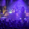 Das "Irish Heartbeat"-Festival hat am Montag ein Stück irischer Kultur in die Kultbox nach Kempten gebracht. Rund um den St. Patrick´s Day, den irischen Nationalfeiertag, feiert die Tour die irische Musikszene. In diesem Jahr lag die Betonung beim kleinen Festival auf der traditionellen Folkmusik. Leise zogen die beiden jungen Künstlerinnen Éadaoin Ní Mhaicín (Fiddle und Harfe) und Emily Jean Fleck (E-Piano) die 350 Fans hinein in die irische Musikwelt. Ihnen folgte die ältere Generation, ein Trio um die 77-Jährige Geraldine MacGowan und der turbulente Auftritt der „Armagh Rhymers“, die das irische Maskenspiel am Leben erhalten. Nächstes Jahr soll die Veranstaltungsreihe nicht mehr in der Kultbox stattfinden.