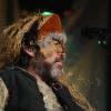 Das "Irish Heartbeat"-Festival hat am Montag ein Stück irischer Kultur in die Kultbox nach Kempten gebracht. Rund um den St. Patrick´s Day, den irischen Nationalfeiertag, feiert die Tour die irische Musikszene. In diesem Jahr lag die Betonung beim kleinen Festival auf der traditionellen Folkmusik. Leise zogen die beiden jungen Künstlerinnen Éadaoin Ní Mhaicín (Fiddle und Harfe) und Emily Jean Fleck (E-Piano) die 350 Fans hinein in die irische Musikwelt. Ihnen folgte die ältere Generation, ein Trio um die 77-Jährige Geraldine MacGowan und der turbulente Auftritt der „Armagh Rhymers“, die das irische Maskenspiel am Leben erhalten. Nächstes Jahr soll die Veranstaltungsreihe nicht mehr in der Kultbox stattfinden.