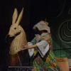 Das "Irish Heartbeat"-Festival hat am Montag ein Stück irischer Kultur in die Kultbox nach Kempten gebracht. Rund um den St. Patrick´s Day, den irischen Nationalfeiertag, feiert die Tour die irische Musikszene. In diesem Jahr lag die Betonung beim kleinen Festival auf der traditionellen Folkmusik. Leise zogen die beiden jungen Künstlerinnen Éadaoin Ní Mhaicín (Fiddle und Harfe) und Emily Jean Fleck (E-Piano) die 350 Fans hinein in die irische Musikwelt. Ihnen folgte die ältere Generation, ein Trio um die 77-Jährige Geraldine MacGowan und der turbulente Auftritt der „Armagh Rhymers“, die das irische Maskenspiel am Leben erhalten. Nächstes Jahr soll die Veranstaltungsreihe nicht mehr in der Kultbox stattfinden.