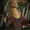 Das "Irish Heartbeat"-Festival hat am Montag ein Stück irischer Kultur in die Kultbox nach Kempten gebracht. Rund um den St. Patrick´s Day, den irischen Nationalfeiertag, feiert die Tour die irische Musikszene. In diesem Jahr lag die Betonung beim kleinen Festival auf der traditionellen Folkmusik. Leise zogen die beiden jungen Künstlerinnen Éadaoin Ní Mhaicín (Fiddle und Harfe) und Emily Jean Fleck (E-Piano) die 350 Fans hinein in die irische Musikwelt. Ihnen folgte die ältere Generation, ein Trio um die 77-Jährige Geraldine MacGowan und der turbulente Auftritt der „Armagh Rhymers“, die das irische Maskenspiel am Leben erhalten. Nächstes Jahr soll die Veranstaltungsreihe nicht mehr in der Kultbox stattfinden.