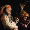 Das "Irish Heartbeat"-Festival hat am Montag ein Stück irischer Kultur in die Kultbox nach Kempten gebracht. Rund um den St. Patrick´s Day, den irischen Nationalfeiertag, feiert die Tour die irische Musikszene. In diesem Jahr lag die Betonung beim kleinen Festival auf der traditionellen Folkmusik. Leise zogen die beiden jungen Künstlerinnen Éadaoin Ní Mhaicín (Fiddle und Harfe) und Emily Jean Fleck (E-Piano) die 350 Fans hinein in die irische Musikwelt. Ihnen folgte die ältere Generation, ein Trio um die 77-Jährige Geraldine MacGowan und der turbulente Auftritt der „Armagh Rhymers“, die das irische Maskenspiel am Leben erhalten. Nächstes Jahr soll die Veranstaltungsreihe nicht mehr in der Kultbox stattfinden.