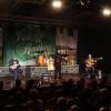 Das "Irish Heartbeat"-Festival hat am Montag ein Stück irischer Kultur in die Kultbox nach Kempten gebracht. Rund um den St. Patrick´s Day, den irischen Nationalfeiertag, feiert die Tour die irische Musikszene. In diesem Jahr lag die Betonung beim kleinen Festival auf der traditionellen Folkmusik. Leise zogen die beiden jungen Künstlerinnen Éadaoin Ní Mhaicín (Fiddle und Harfe) und Emily Jean Fleck (E-Piano) die 350 Fans hinein in die irische Musikwelt. Ihnen folgte die ältere Generation, ein Trio um die 77-Jährige Geraldine MacGowan und der turbulente Auftritt der „Armagh Rhymers“, die das irische Maskenspiel am Leben erhalten. Nächstes Jahr soll die Veranstaltungsreihe nicht mehr in der Kultbox stattfinden.