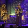 Das "Irish Heartbeat"-Festival hat am Montag ein Stück irischer Kultur in die Kultbox nach Kempten gebracht. Rund um den St. Patrick´s Day, den irischen Nationalfeiertag, feiert die Tour die irische Musikszene. In diesem Jahr lag die Betonung beim kleinen Festival auf der traditionellen Folkmusik. Leise zogen die beiden jungen Künstlerinnen Éadaoin Ní Mhaicín (Fiddle und Harfe) und Emily Jean Fleck (E-Piano) die 350 Fans hinein in die irische Musikwelt. Ihnen folgte die ältere Generation, ein Trio um die 77-Jährige Geraldine MacGowan und der turbulente Auftritt der „Armagh Rhymers“, die das irische Maskenspiel am Leben erhalten. Nächstes Jahr soll die Veranstaltungsreihe nicht mehr in der Kultbox stattfinden.