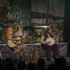 Das "Irish Heartbeat"-Festival hat am Montag ein Stück irischer Kultur in die Kultbox nach Kempten gebracht. Rund um den St. Patrick´s Day, den irischen Nationalfeiertag, feiert die Tour die irische Musikszene. In diesem Jahr lag die Betonung beim kleinen Festival auf der traditionellen Folkmusik. Leise zogen die beiden jungen Künstlerinnen Éadaoin Ní Mhaicín (Fiddle und Harfe) und Emily Jean Fleck (E-Piano) die 350 Fans hinein in die irische Musikwelt. Ihnen folgte die ältere Generation, ein Trio um die 77-Jährige Geraldine MacGowan und der turbulente Auftritt der „Armagh Rhymers“, die das irische Maskenspiel am Leben erhalten. Nächstes Jahr soll die Veranstaltungsreihe nicht mehr in der Kultbox stattfinden.